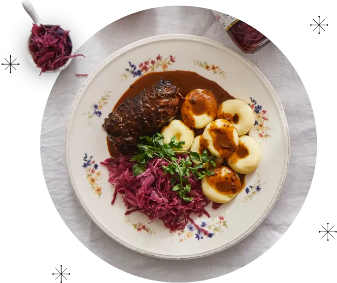 Klasyczny śląski obiad – rolady, kluseczki i sałatka z czerwonej kapusty